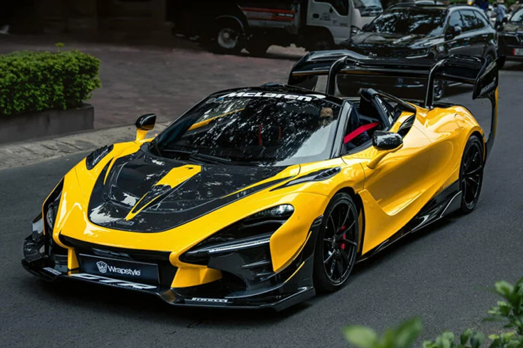 Ngoại hình của chiếc siêu xe McLaren 720S độ DarwinPro có phần cản trước được kéo dài ra, chưa hết, xe còn có thêm 2 vây cá lớn bên hông đầu xe, tạo điểm nhấn rất mạnh mẽ khi nhìn từ trực diện. Sau cùng là tấm ốp hốc gió đèn pha mới. Phần nắp capô McLaren 720S còn độ theo phong cách McLaren Senna GTR, mang đến sự dữ dằn.