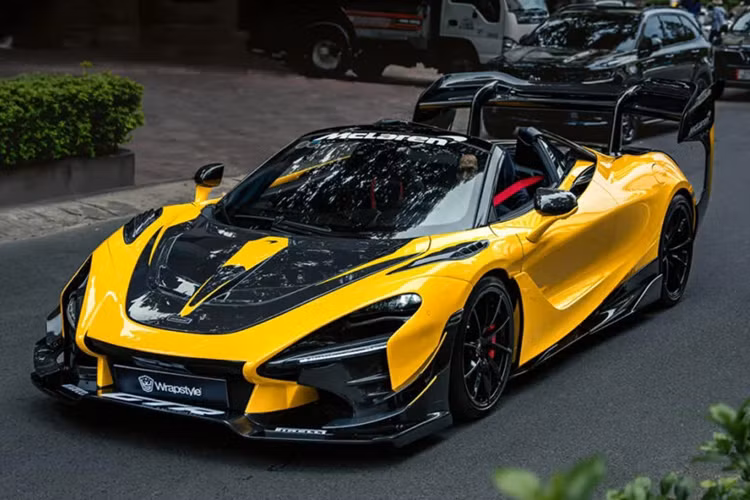 Ngoại hình của chiếc siêu xe McLaren 720S độ DarwinPro có phần cản trước được kéo dài ra, chưa hết, xe còn có thêm 2 vây cá lớn bên hông đầu xe, tạo điểm nhấn rất mạnh mẽ khi nhìn từ trực diện. Sau cùng là tấm ốp hốc gió đèn pha mới. Phần nắp capô McLaren 720S còn độ theo phong cách McLaren Senna GTR, mang đến sự dữ dằn.