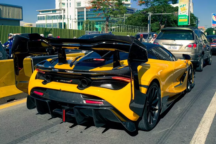 Và mới đây, trên đường phố của nước bạn Campuchia cũng đã xuất hiện 1 chiếc xe McLaren 720S Senna GTR của DarwinPro. Khác với chiếc siêu xe McLaren 720S độ Senna GTR ở Việt Nam là bản mui trần, xe của đại gia Campuchia lại là bản coupe.