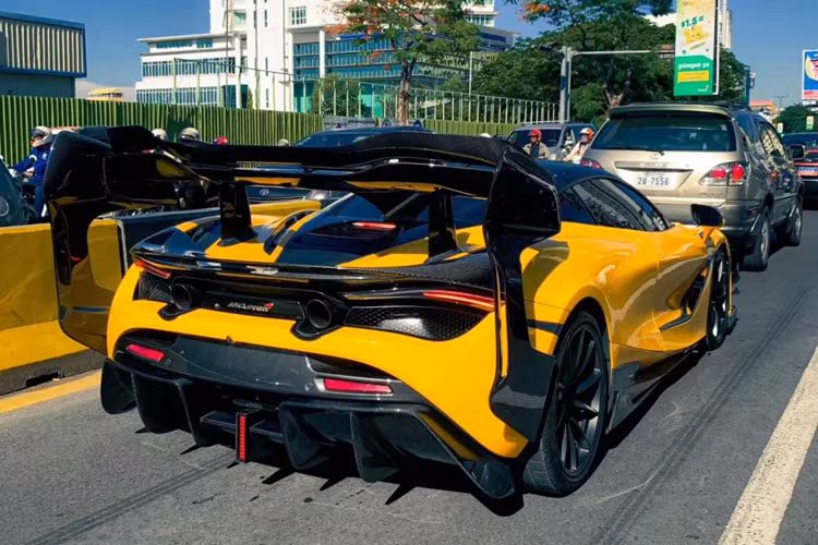 Và mới đây, trên đường phố của nước bạn Campuchia cũng đã xuất hiện 1 chiếc xe McLaren 720S Senna GTR của DarwinPro. Khác với chiếc siêu xe McLaren 720S độ Senna GTR ở Việt Nam là bản mui trần, xe của đại gia Campuchia lại là bản coupe.