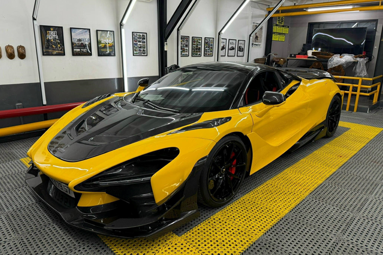 Sức mạnh được truyền tới bánh thông qua hộp số tự động tuần tự 7 cấp, cho phép siêu xe McLaren 720S tăng tốc từ vị trí xuất phát lên 100 km/h trong thời gian 2,9 giây và 0-200 km/h trong 7,9 giây trước khi đạt vận tốc tối đa 341 km/h.