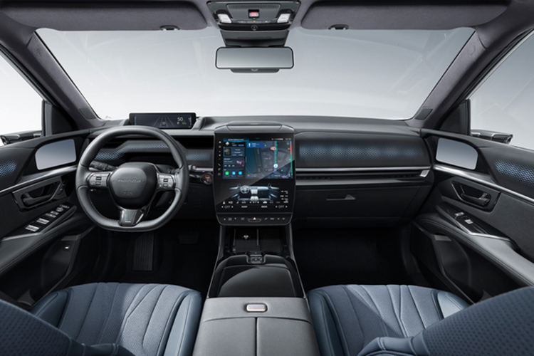 Nội thất của Ye GT concept mang tính tương lai pha lẫn chất thể thao, thể hiện ở cụm vô lăng hình chữ nhật kiểu xe đua, hệ thống gồm 4 màn hình dùng để tinh chỉnh mọi chức năng trong xe và giải trí.