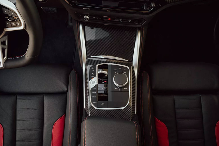 Bên trong nội thất, đội ngũ thiết kế của BMW đã cho chỉnh sửa lại một số chi tiết ở khu vực bảng táp-lô của xe nhằm làm giảm thiểu số lượng nút bấm vật lý, mang lại cảm giác hiện đại hơn. Bảng đồng hồ kỹ thuật số được làm mới, trong khi hệ thống đèn viền nội thất có thêm hiệu ứng “thác nước” mới.