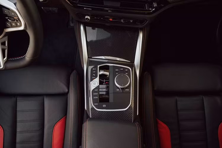 Bên trong nội thất, đội ngũ thiết kế của BMW đã cho chỉnh sửa lại một số chi tiết ở khu vực bảng táp-lô của xe nhằm làm giảm thiểu số lượng nút bấm vật lý, mang lại cảm giác hiện đại hơn. Bảng đồng hồ kỹ thuật số được làm mới, trong khi hệ thống đèn viền nội thất có thêm hiệu ứng “thác nước” mới.