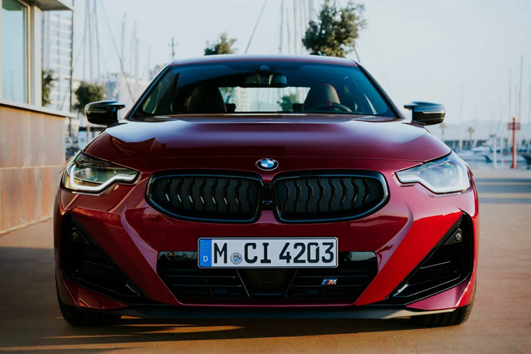 Bắt đầu từ phía bên ngoài, giờ đây BMW 2-Series bản Coupe 2025 có thêm các lựa chọn màu sơn ngoại thất như đỏ ánh kim Vegas Red metallic, xám ánh kim Skyscraper Grey metallic hay những màu thuộc nhóm BMW Individual cao cấp như xám ánh kim Frozen Pure Grey metallic và xanh ánh kim Frozen Portimao Blue II metallic.