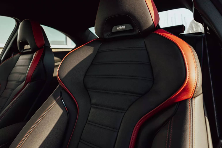 Các núm chỉnh tại khe gió điều hòa cũng đã được thiết kế lại. Thêm vào đó, cấu hình 230i nhận được vô-lăng 2 chấu kiểu mới với vành đa giác, trong khi M240i trang bị vô-lăng đáy phẳng M kiểu mới được bọc da, các nan được thiết kế lại và có sọc trung tâm màu đỏ.