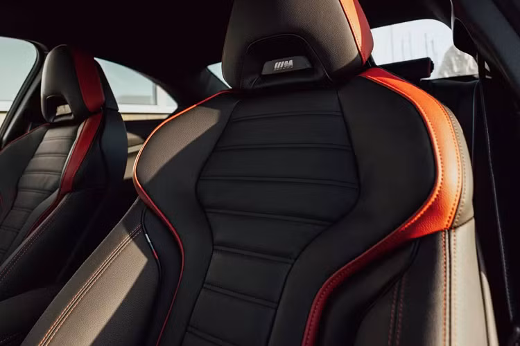 Các núm chỉnh tại khe gió điều hòa cũng đã được thiết kế lại. Thêm vào đó, cấu hình 230i nhận được vô-lăng 2 chấu kiểu mới với vành đa giác, trong khi M240i trang bị vô-lăng đáy phẳng M kiểu mới được bọc da, các nan được thiết kế lại và có sọc trung tâm màu đỏ.