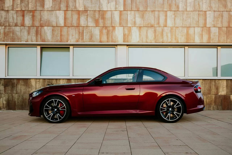 Riêng cấu hình thể thao M240i sẽ nhận được thêm màu xanh dương Zandvoort Blue, vốn trước đây là màu độc quyền của mẫu M2. Bên cạnh sự bổ sung hàng loạt màu sơn ngoại thất đó, giờ đây khách hàng quan tâm đến BMW 2-Series Coupe 2025 còn có thể lựa chọn thêm những kiểu mâm mới, loại hợp kim có kích thước 19 inch.