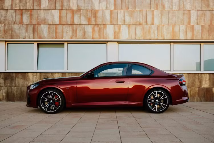 Riêng cấu hình thể thao M240i sẽ nhận được thêm màu xanh dương Zandvoort Blue, vốn trước đây là màu độc quyền của mẫu M2. Bên cạnh sự bổ sung hàng loạt màu sơn ngoại thất đó, giờ đây khách hàng quan tâm đến BMW 2-Series Coupe 2025 còn có thể lựa chọn thêm những kiểu mâm mới, loại hợp kim có kích thước 19 inch.