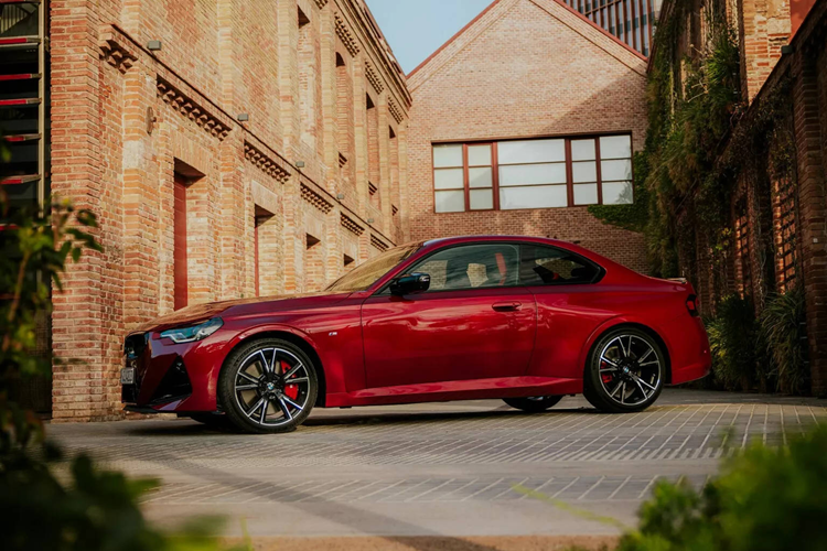 Bên dưới nắp ca-pô của BMW 2-Series Coupe 2025 vẫn là khối động cơ 4 xy-lanh 2.0L tăng áp quen thuộc, có công suất 259 mã lực và mô-men xoắn cực đại 400 Nm. Nó được kết nối với hộp số tự động 8 cấp, cho phép chiếc coupe cỡ nhỏ tăng tốc 0-100 km/h trong vòng 5,3 giây nếu đi kèm hệ dẫn động 4 bánh xDrive, vốn là tùy chọn.