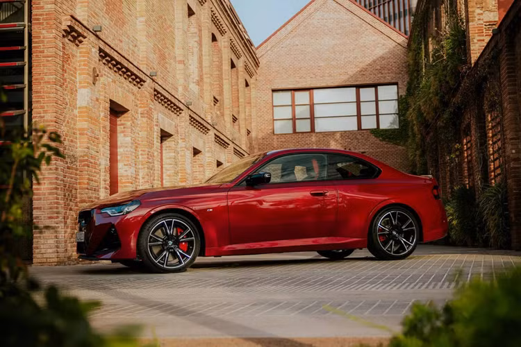 Bên dưới nắp ca-pô của BMW 2-Series Coupe 2025 vẫn là khối động cơ 4 xy-lanh 2.0L tăng áp quen thuộc, có công suất 259 mã lực và mô-men xoắn cực đại 400 Nm. Nó được kết nối với hộp số tự động 8 cấp, cho phép chiếc coupe cỡ nhỏ tăng tốc 0-100 km/h trong vòng 5,3 giây nếu đi kèm hệ dẫn động 4 bánh xDrive, vốn là tùy chọn.