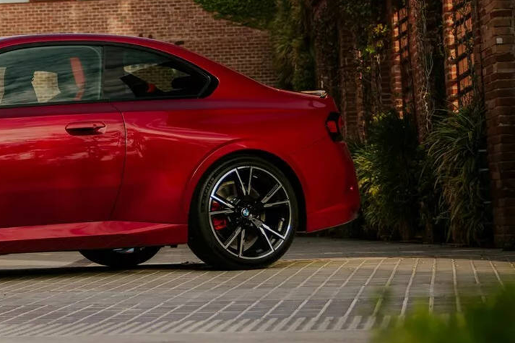 Màn hình trung tâm dạng cong của BMW vẫn không có gì thay đổi về kiểu dáng, nhưng giờ đây nó sẽ chạy hệ điều hành phiên bản mới là BMW Operating System 8.5, bao gồm màn hình chủ mới, cấu trúc menu được tinh chỉnh lại hợp lý hơn và có sẵn hệ thống bản đồ định vị được cải tiến.