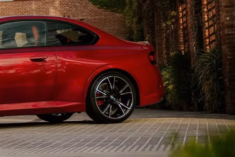 Màn hình trung tâm dạng cong của BMW vẫn không có gì thay đổi về kiểu dáng, nhưng giờ đây nó sẽ chạy hệ điều hành phiên bản mới là BMW Operating System 8.5, bao gồm màn hình chủ mới, cấu trúc menu được tinh chỉnh lại hợp lý hơn và có sẵn hệ thống bản đồ định vị được cải tiến.