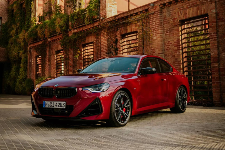 Đáp ứng nhu cầu tốc độ tốt hơn là bản cấu hình M240i trang bị động cơ 6 xy-lanh thẳng hàng 3.0L tăng áp với công suất 387 mã lực và mô-men xoắn cực đại 500 Nm, có thể tăng tốc 0-100 km/h trong vòng 4,5 giây nếu xe dẫn động cầu sau và giảm xuống chỉ còn 4,1 giây với hệ dẫn động 4 bánh xDrive.