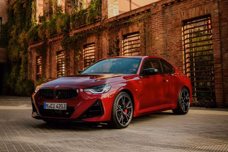 Đáp ứng nhu cầu tốc độ tốt hơn là bản cấu hình M240i trang bị động cơ 6 xy-lanh thẳng hàng 3.0L tăng áp với công suất 387 mã lực và mô-men xoắn cực đại 500 Nm, có thể tăng tốc 0-100 km/h trong vòng 4,5 giây nếu xe dẫn động cầu sau và giảm xuống chỉ còn 4,1 giây với hệ dẫn động 4 bánh xDrive.