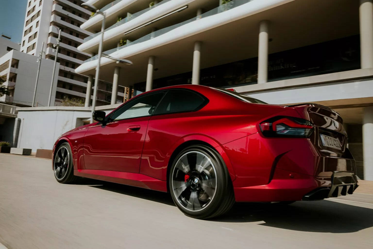 Xe sẽ chính thức được bán ra trên phạm vi toàn thế giới bắt đầu từ tháng 8/2024. Giá xe BMW 2-Series Coupe 2025 tham khảo dành cho thị trường Mỹ khởi điểm từ 39.200 USD (khoảng 999,6 triệu đồng), đắt hơn so với giá khởi điểm 38.800 USD (989,4 triệu đồng) của mẫu đời trước.