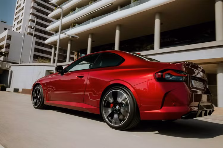 Xe sẽ chính thức được bán ra trên phạm vi toàn thế giới bắt đầu từ tháng 8/2024. Giá xe BMW 2-Series Coupe 2025 tham khảo dành cho thị trường Mỹ khởi điểm từ 39.200 USD (khoảng 999,6 triệu đồng), đắt hơn so với giá khởi điểm 38.800 USD (989,4 triệu đồng) của mẫu đời trước.