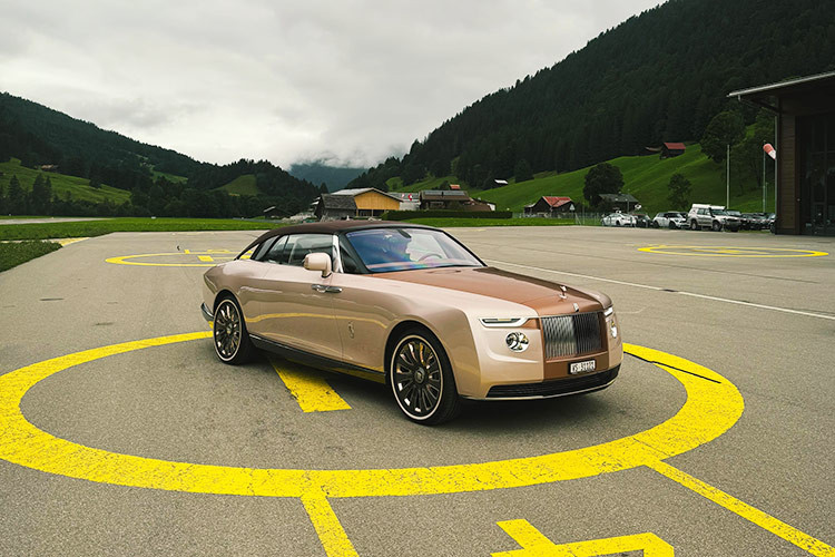 Theo công bố, mức giá xe Rolls-Royce Boat Tail có mức khởi điểm lên đến 28 triệu USD (tương đương 696,4 tỷ đồng). Mức giá đắt đỏ này vượt xa cả siêu xe Bugatti La Voiture Noire.