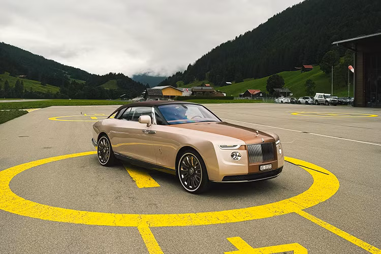 Theo công bố, mức giá xe Rolls-Royce Boat Tail có mức khởi điểm lên đến 28 triệu USD (tương đương 696,4 tỷ đồng). Mức giá đắt đỏ này vượt xa cả siêu xe Bugatti La Voiture Noire.