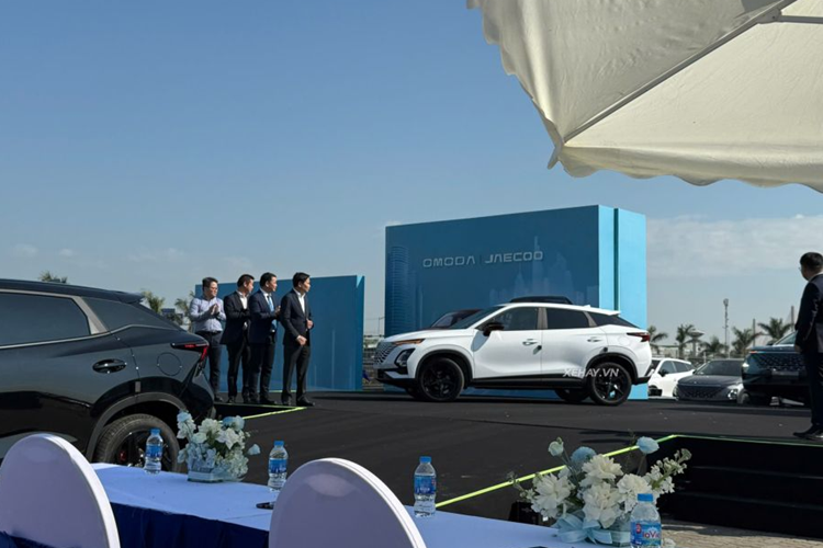 Khi đó, giá xe cũng mới được hé lộ. Ra mắt tại Việt Nam, Omoda C5 được định vị trong phân khúc SUV B. Mẫu xe sở hữu chiều dài, rộng, cao lần lượt là 4.400 x 1.830 x 1.585 (mm), chiều dài cơ sở 2.630 mm. 