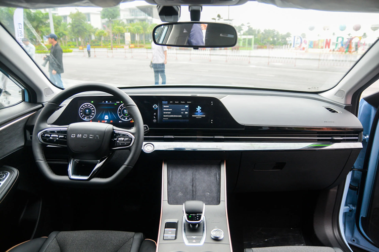 Cửa sổ trời tạo không gian thoáng đãng và gần gũi với thiên nhiên, trong khi hệ thống điều hòa tự động 2 vùng độc lập, tích hợp bộ lọc bụi PM2.5, bảo vệ sức khỏe người dùng. Ghế chỉnh điện phong cách thể thao mang đến sự thoải mái tối đa cho người lái trong mọi chuyến hành trình.