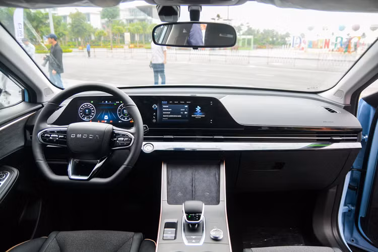 Cửa sổ trời tạo không gian thoáng đãng và gần gũi với thiên nhiên, trong khi hệ thống điều hòa tự động 2 vùng độc lập, tích hợp bộ lọc bụi PM2.5, bảo vệ sức khỏe người dùng. Ghế chỉnh điện phong cách thể thao mang đến sự thoải mái tối đa cho người lái trong mọi chuyến hành trình.