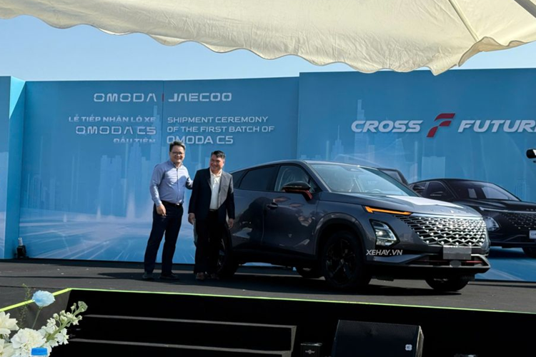 Sau buổi lễ, những chiếc xe Omoda C5 2024 mới sẽ được bàn giao cho những khách hàng tiên phong trong khuôn khổ sự kiện “Lễ giới thiệu sản phẩm Omoda C5 – Fashionology – Khám phá tương lai” được tổ chức vào ngày 26/11/2024.