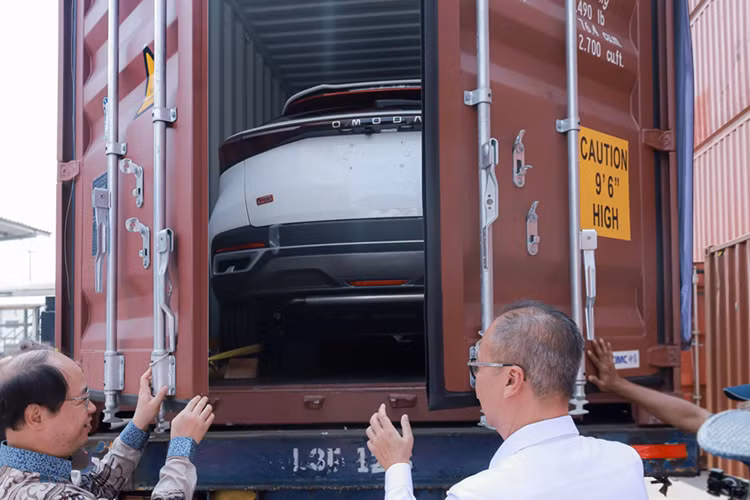 Bên cạnh đó, mẫu xe còn được trang bị an toàn với công nghệ tiên tiến. So sánh với các mẫu xe khác cùng phân khúc, Omoda C5 nổi bật bởi khung thép cường độ cao (>78%) và hệ thống hỗ trợ lái xe tiên tiến (ADAS) với 16 tính năng nâng cao trải nghiệm lái xe và đảm bảo an toàn tối ưu, đặc biệt trong đó là 6 túi khí an toàn.