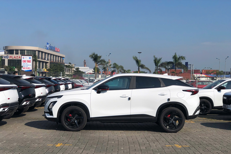 Hệ thống phanh tự động AEB, hỗ trợ lái xe khi tắc đường TJA, hỗ trợ lái tự động ICA và giữ làn trong trường hợp khẩn cấp ELK. OMODA C5 đã nhận được chứng nhận an toàn 5 sao từ các tổ chức uy tín như EURO NCAP, ANCAP và ASEAN NCAP, khẳng định đẳng cấp và chất lượng quốc tế của mẫu SUV này.