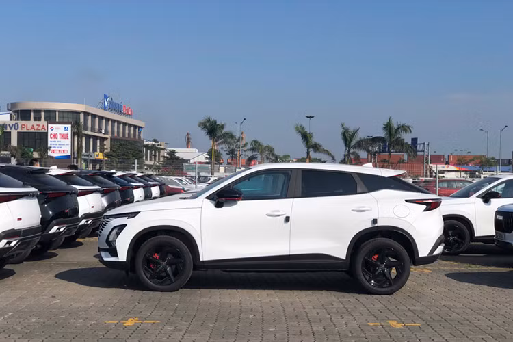 Hệ thống phanh tự động AEB, hỗ trợ lái xe khi tắc đường TJA, hỗ trợ lái tự động ICA và giữ làn trong trường hợp khẩn cấp ELK. OMODA C5 đã nhận được chứng nhận an toàn 5 sao từ các tổ chức uy tín như EURO NCAP, ANCAP và ASEAN NCAP, khẳng định đẳng cấp và chất lượng quốc tế của mẫu SUV này.