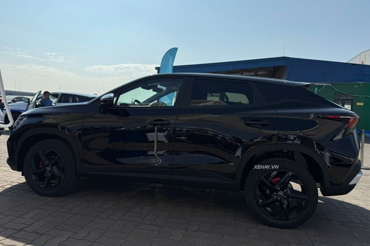 Không chỉ có thiết kế ấn tượng, Omoda C5 tại Việt Nam còn được trang bị nội thất hiện đại và tiện nghi như màn hình kép 10,25 inch, hỗ trợ kết nối không dây Apple CarPlay và Android Auto, cùng với tính năng ra lệnh giọng nói, giúp tăng cường tiện ích sử dụng.