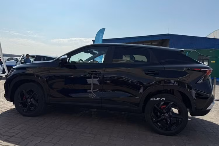 Không chỉ có thiết kế ấn tượng, Omoda C5 tại Việt Nam còn được trang bị nội thất hiện đại và tiện nghi như màn hình kép 10,25 inch, hỗ trợ kết nối không dây Apple CarPlay và Android Auto, cùng với tính năng ra lệnh giọng nói, giúp tăng cường tiện ích sử dụng.