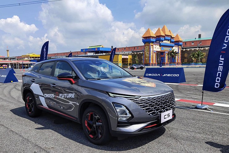 Mức giá xe Omoda C5 2024 chưa được công bố chính thức. Ngoài C5, hãng còn lên kế hoạch bán những mẫu xe khác ở thị trường Việt Nam, bao gồm Omoda E5, Jaecoo J7 và Jaecoo J7 PHEV. Trong đó, Omoda E5 chính là phiên bản thuần điện của C5 và đã có mặt tại Việt Nam từ cách đây vài tháng.