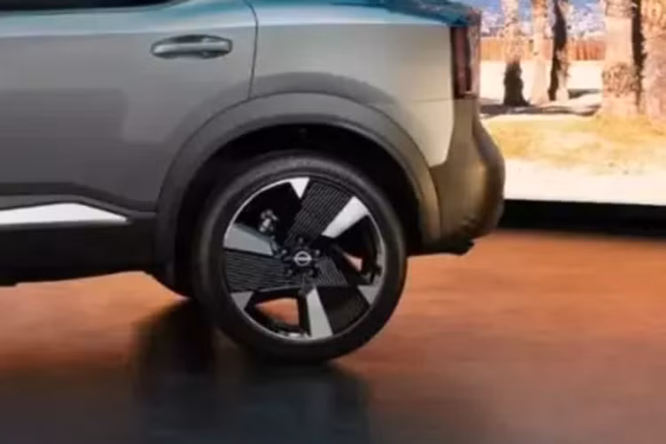 Theo hãng Nissan, Kicks thế hệ mới có kích thước dài x rộng x cao lần lượt là 4.366 x 1.801 x 1.626 - 1.631 mm và chiều dài cơ sở 2.657 - 2.664 mm, tùy phiên bản. So với thế hệ cũ, xe dài hơn 71 mm, rộng hơn 41 mm và cao hơn 20 mm nên mang đến không gian nội thất rộng rãi hơn.