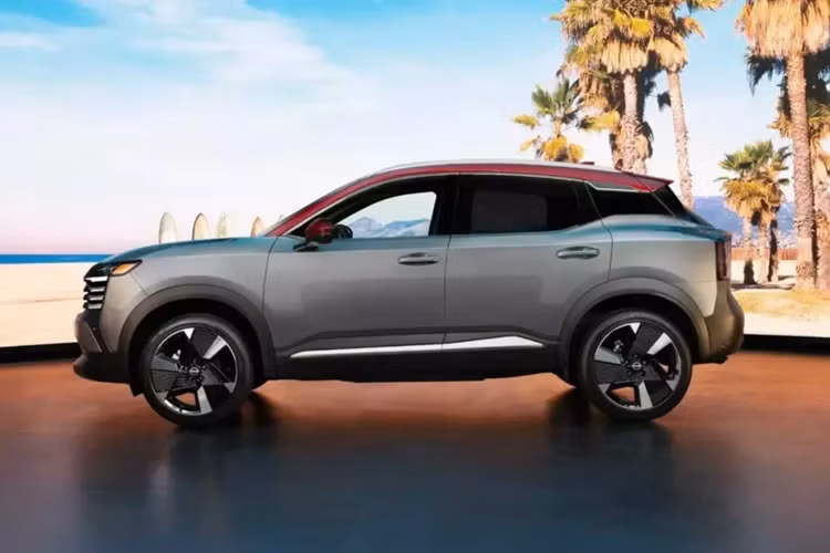 Ở bản SR thể thao, Nissan Kicks 2025 sẽ có những chi tiết ngoại thất màu đỏ làm điểm nhấn như ốp gương chiếu hậu, nóc, cánh gió mui và ăng ten vây cá. Trên lưới tản nhiệt và cửa cốp sau đều có thêm logo SR màu đỏ.