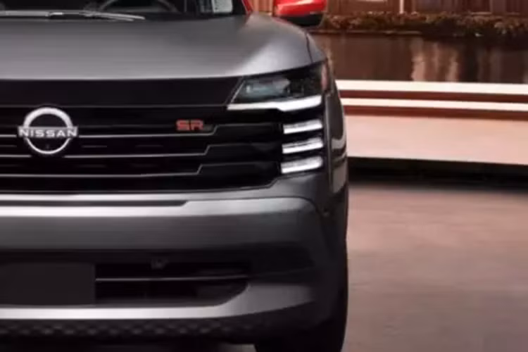 Khu vực sườn xe của Nissan Kicks 2025 bằng phẳng hơn thế hệ cũ nhưng lại đi kèm đường chân kính thể thao hơn, nối mượt mà với kính chắn gió sau. Phần nóc có thiết kế dốc dần về phía sau theo phong cách xe coupe và tạo cảm giác lơ lửng vì các cột sơn màu đen.