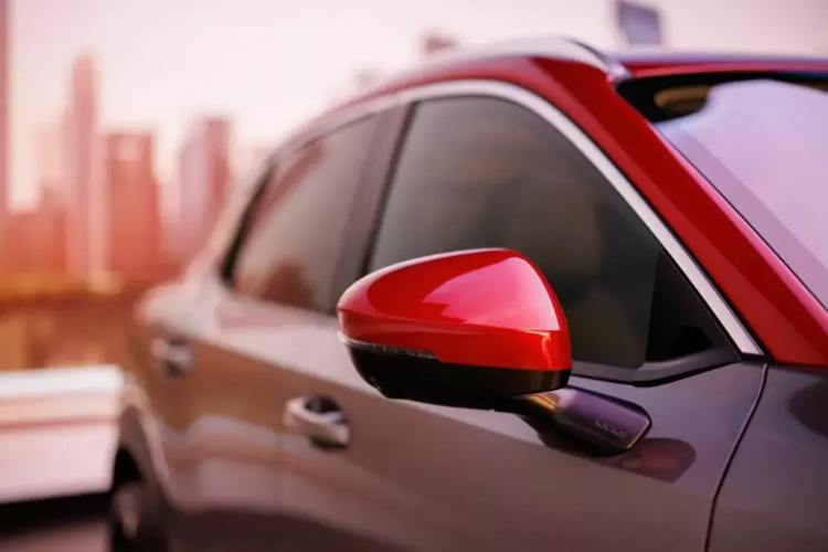 Bên cạnh đó là bộ vành la-zăng với thiết kế đa chấu khí động lực học ở bản cao cấp. Ở khu vực phía sau, Nissan Kicks 2025 được trang bị cụm đèn hậu với thiết kế tương tự dải đèn LED định vị ban ngày. Cụm đèn hậu được tích hợp vào cánh gió nhỏ bên dưới kính chắn gió sau. Trong khi đó, cánh gió mui phía trên đi kèm đèn phanh thứ ba.