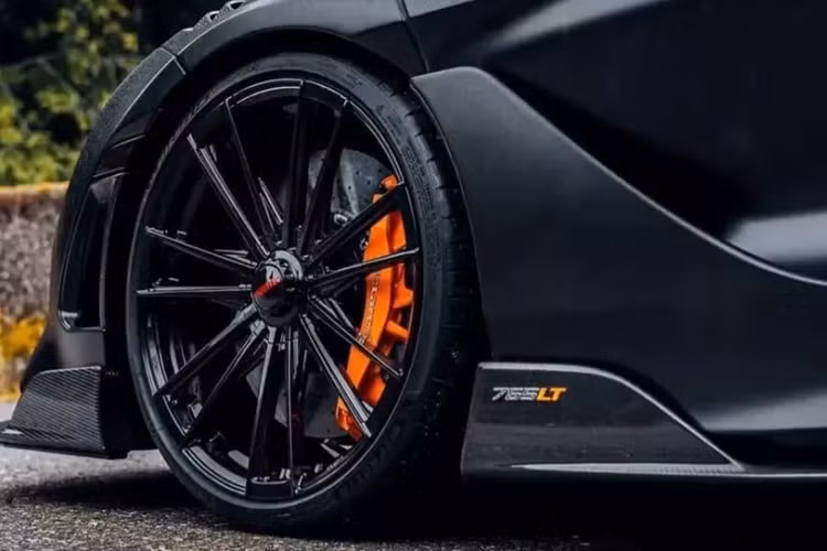 Về chiếc McLaren 765LT bị triệu hồi, hãng xe Anh quốc đã tiết lộ rằng cửa sổ sau của siêu xe, được làm từ polycarbonate nhẹ, có thể bị bong ra khỏi khung đỡ do lỗi bám dính.