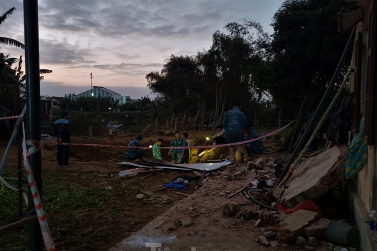 Cách đó vài chục mét, một tốp chiến sĩ xới tung khu đất, rọi đèn pin tìm kiếm mảnh vỡ máy bay. (Ảnh: Thanh Trần).