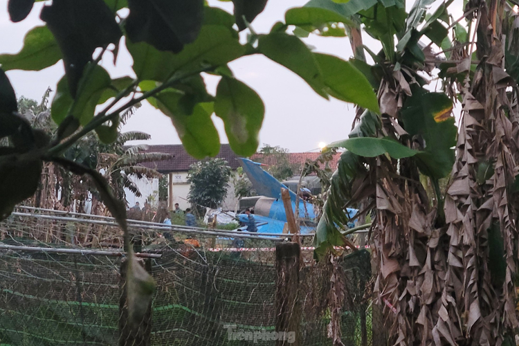 Nơi máy bay rơi không xa nhà dân. Tuy nhiên ai cũng mừng vì không có thiệt hại về người. Trong cái rủi có cái may, khi mọi người vẫn bình an. (Ảnh: Giang Thanh).