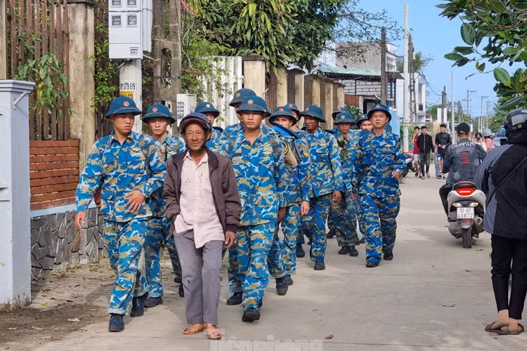 Hàng trăm chiến sĩ, nhân công được huy động túc trực làm việc tại hiện trường (Ảnh: Thanh Trần).