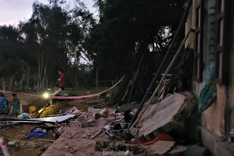 Nhà ông Nguyễn Thanh Chính (áo xanh) bị máy bay làm hỏng mái ngói, sập tường. Đến tối 9/1, khi con xóm được tháo phong tỏa vòng ngoài, bà con ở nơi xa mới tới thăm hỏi, chia sẻ, động viên gia đình ông. (Ảnh: Giang Thanh - Thanh Trần).