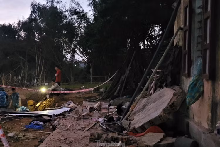 Nhà ông Nguyễn Thanh Chính (áo xanh) bị máy bay làm hỏng mái ngói, sập tường. Đến tối 9/1, khi con xóm được tháo phong tỏa vòng ngoài, bà con ở nơi xa mới tới thăm hỏi, chia sẻ, động viên gia đình ông. (Ảnh: Giang Thanh - Thanh Trần).