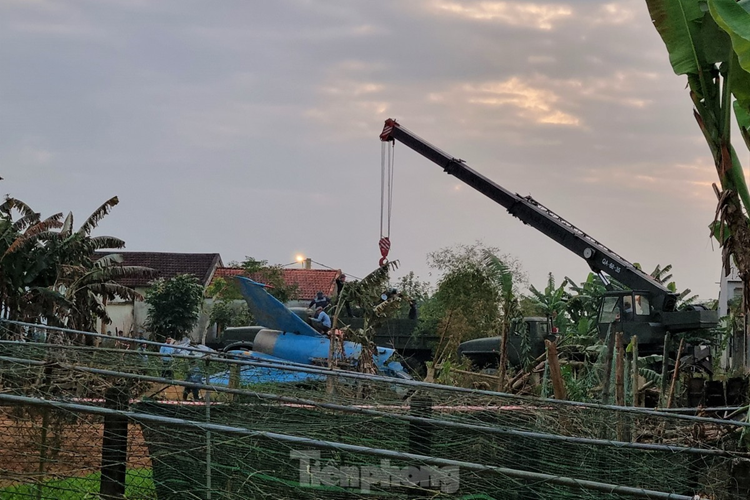 Khi phi công báo máy bay gặp sự cố, không thể về hạ cánh được, chỉ huy bay lệnh cho phi công cố gắng đưa máy bay ra khỏi khu đông dân cư và nhảy dù. Đại úy phi công Đỗ Tiến Đức đã nỗ lực đưa máy bay ra xa khu dân cư và nhảy dù an toàn. Trong ảnh: Phần đuôi máy bay nằm ngay khoảng đất trống, xung quanh là nhà dân. (Ảnh: Thanh Trần).