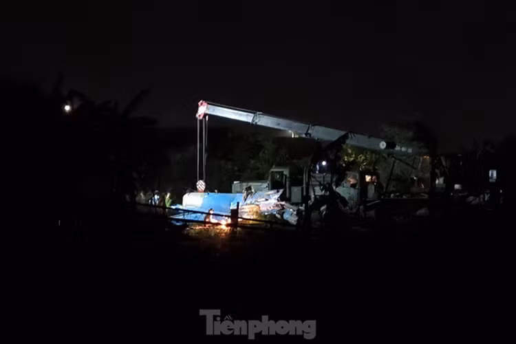 Xuyen dem bam hien truong xu ly xac may bay Su-22 roi