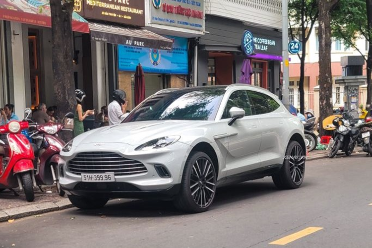 Chiếc Aston Martin DBX của đại gia Sài Gòn này sở hữu ngoại thất màu xám cá tính. Đầu xe nổi bật với phần lưới tản nhiệt đặc trưng, kết hợp với đèn pha LED hình ovan và đèn định vị ban ngày (DRL).