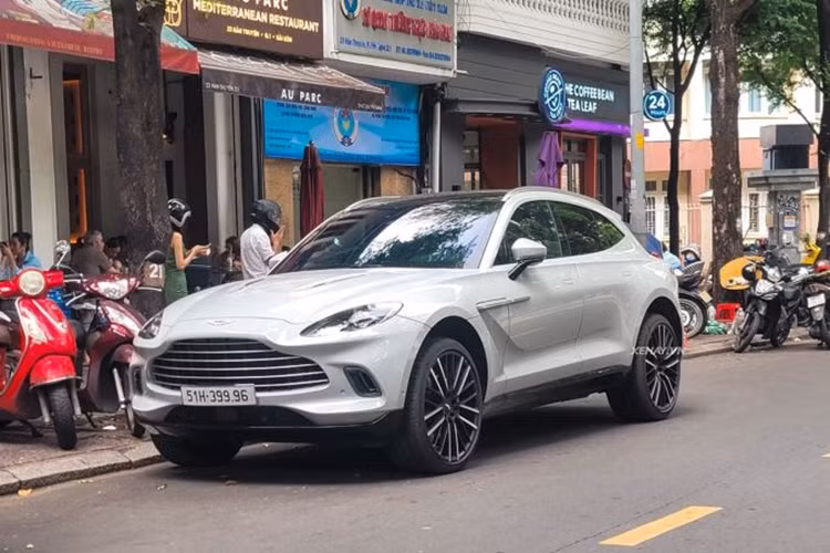 Chiếc Aston Martin DBX của đại gia Sài Gòn này sở hữu ngoại thất màu xám cá tính. Đầu xe nổi bật với phần lưới tản nhiệt đặc trưng, kết hợp với đèn pha LED hình ovan và đèn định vị ban ngày (DRL).