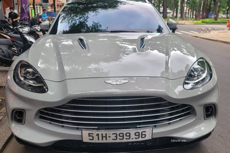 Dàn đèn LED của siêu SUV Aston Martin DBX đặt trong hốc gió phía trước giúp không khí lưu thông dễ dàng theo hướng vòm bánh và dọc theo hai bên hông, từ đó giảm lực cản và lực nâng đồng thời làm mát hệ thống phanh.