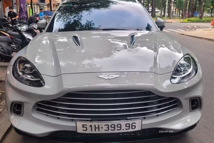 Dàn đèn LED của siêu SUV Aston Martin DBX đặt trong hốc gió phía trước giúp không khí lưu thông dễ dàng theo hướng vòm bánh và dọc theo hai bên hông, từ đó giảm lực cản và lực nâng đồng thời làm mát hệ thống phanh.