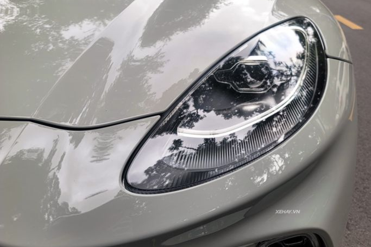 Aston Martin DBX có tay nắm cửa dạng ẩn cùng cửa kính không viền và cột B bằng kính tạo nên vẻ đẹp liền mạch cho xe. Đi cùng là các đường gân chìm nổi dọc theo thân xe tôn thêm chiều sâu đường nét thiết kế, vuốt dài đến nắp cốp tích hợp đuôi gió cố định uốn cong lấy cảm hứng từ Vantage.